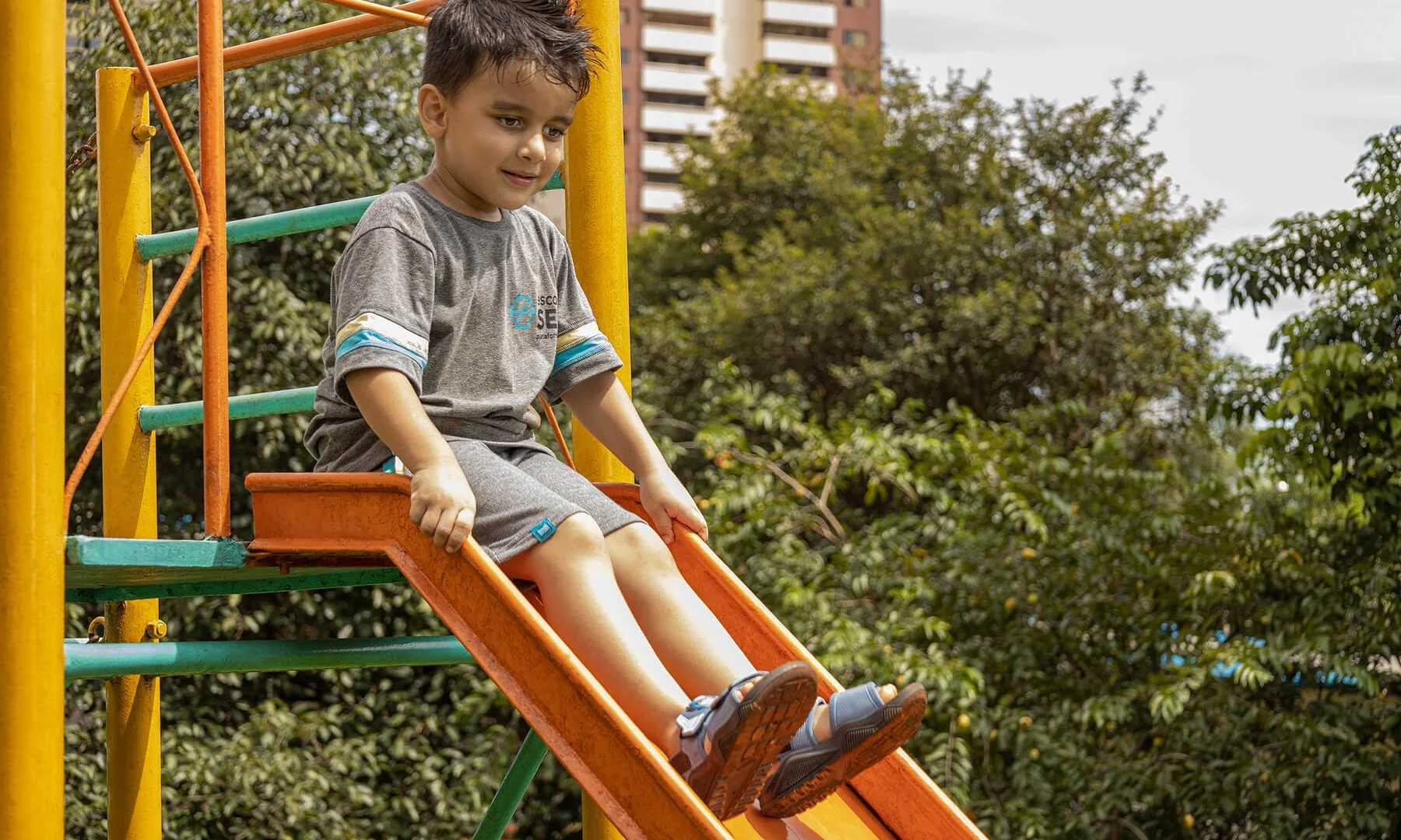 Estudante em um escorregador