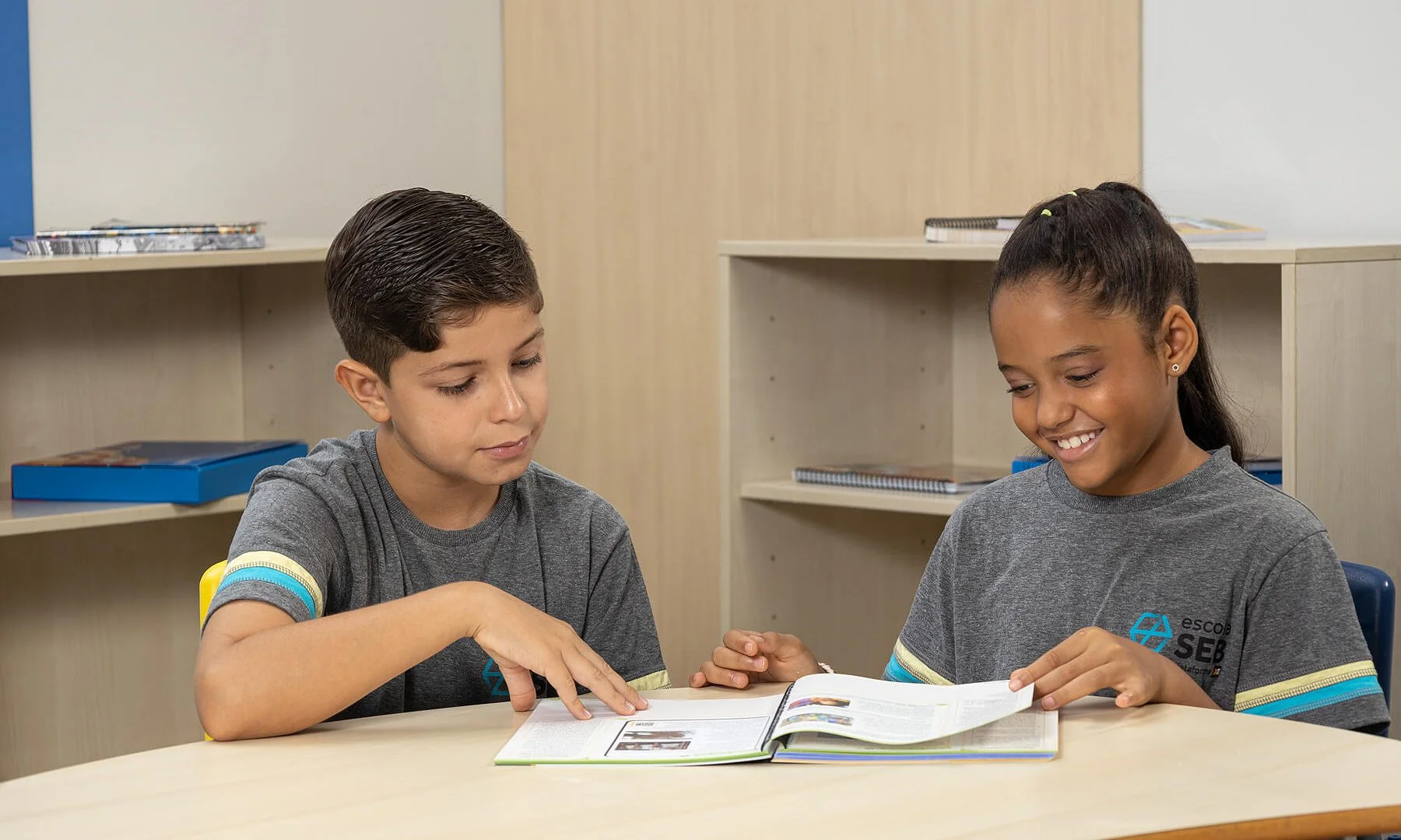 Estudantes lendo um livro